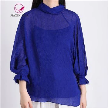 Chemisier en soie bleu roi à manches chauve-souris